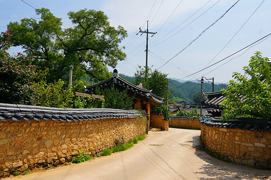 황산마을 토석담 여느 산간마을의 토석담처럼 무던하고 빛깔 좋다 