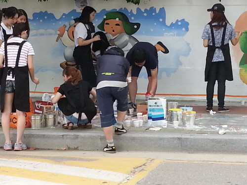 벽화 그리기 봉사활동을 하고 있는 화명씨앤씨미술학원 학생들이다. 화명2동에 있는 정화노인요양원 담벽락이다. 