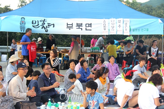 '미니팜협동조합 밀양의친구들'은 30일 오후 밀양 상동면 고정삼거리 주차장에서 "밀양 송전탑  반대 주민들과 연대자들의 만남 '밀양장터' 행사를 열었다.