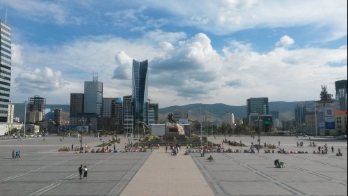 울란바토르의 중심, 수흐바타르 광장.  사진 속 말탄 장군 동상이 독립영웅 수흐바타르 장군이다.