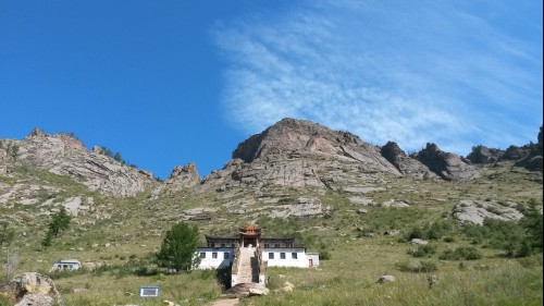 산 중턱에 자리잡은 라마사원