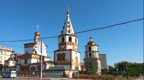 시내에는 러시아정교회가 추구하는 전통양식과 유럽 바로크 양식이 혼합된 이른바 '시베리아 바로크' 형식의 독특한 건물이 많다.