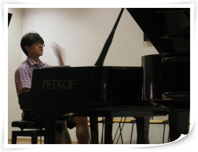 고등학교 2학년 안훈, 복막염을 앓은 뒤에 갑자기 지휘자가 되고 싶다고 피아노를 본격적으로 치기 시작했다. 