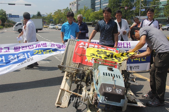 전국농민회총연맹 부산경남연맹은 쌀시장 개방에 항의하며 1일 오전 경남도청 정문 앞에서 하반기 투쟁 선포식을 가졌다.