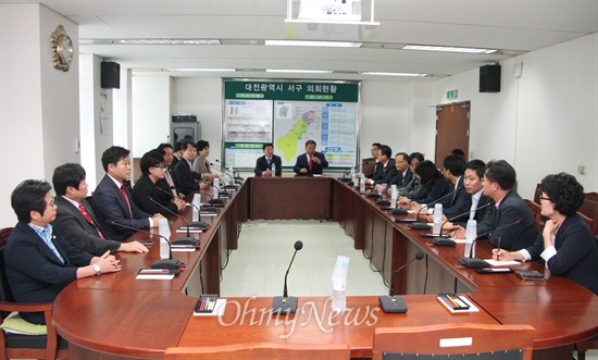 두 달째 '파행'을 이어오던 대전서구의회 의원 20명이 1일 오전 간담회를 열어 원구성을 위한 일정에 합의했다.
