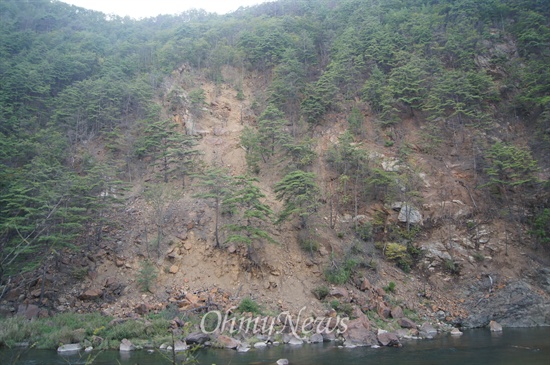 경북 봉화군 석포면 영풍석포제련소 인근의 산기슭이 나무가 고사하면서 흙이 쏟아져 내리고 있다.
