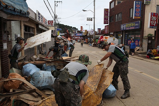 지난달 25일 부산·경남 지역에 내린 폭우로 막대한 피해가 발생한 가운데 군 병력이 피해복구 현장에 투입돼 작업을 벌이고 있다. 
