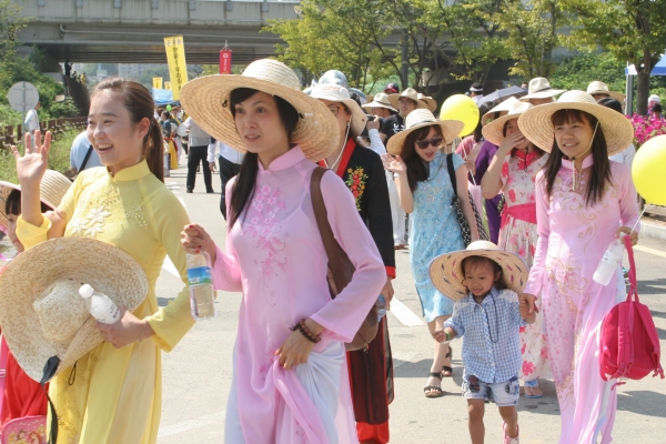  이주 여성도 축제의 주인공