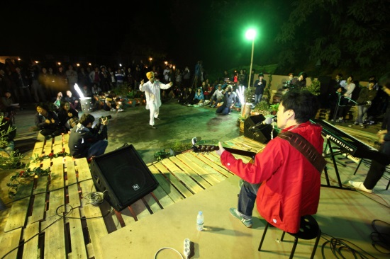 지난 2012년 열린 제1회 마석동네페스티벌. 이주노동자가 직접 섭외한 가수 강산에가 노래를 부르고 노란색 터번을 쓴 이주노동자가 흥겹게 춤을 추고 있다.