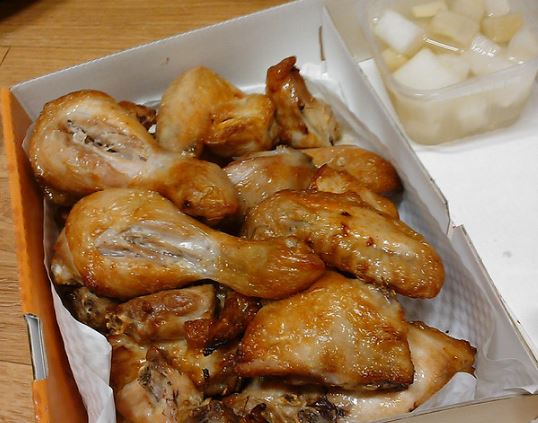 중국인이 좋아하는 한국 음식 중 하나인 치킨. 하지만 한마리 당 2만원에 육박하는 비싼 가격 때문에 마음껏 즐기지 못한다고.