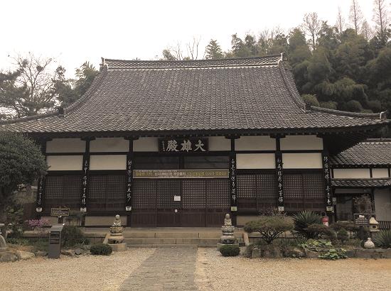 일본 에도 시대의 건축 양식을 따라 지은 것이다. 지붕은 급경사를 이루고 외벽에는 미서기문이 많으며 용마루는 일직선으로 전통한옥과는 다른 모습이다.
