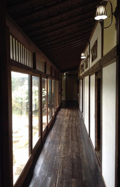 일본 전국시대 사무라이 가옥의 은폐 구조 양식이다. 목조로 된 2층 건물로 각 방이 복도로 연결되어 있으며 복도를 통해 안뜰로 드나들 수 있다. 
