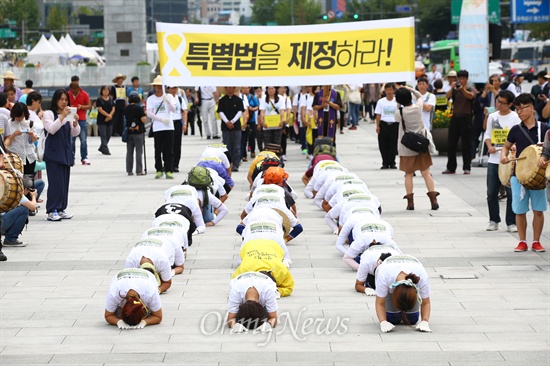 세월호유가족들과 시민들이 2일 오후 서울 광화문 광장에서 청와대로 세월호특별법제정촉구 서명지 135만여 명 분을 전달하기 위해 삼보일배를 하고 있다.  