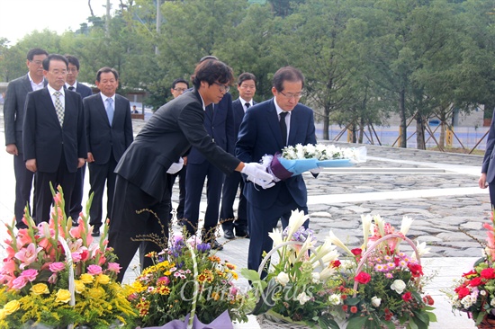 홍준표 경남지사가 2일 오후 김해 봉하마을을 찾아 고 노무현 전 대통령 묘역을 참배하며 헌화하고 있다.
