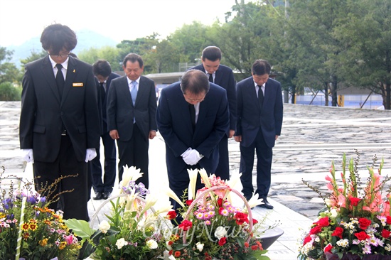 홍준표 경남지사가 2일 오후 김해 봉하마을을 찾아 고 노무현 전 대통령 묘역을 참배하며 헌화한 뒤 묵념하고 있다.