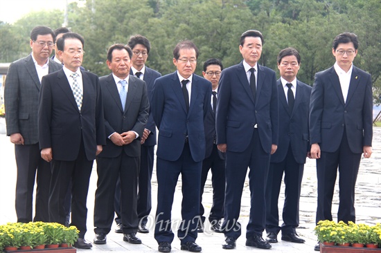 홍준표 경남지사가 2일 오후 김해 봉하마을을 찾아 고 노무현 전 대통령 묘역을 참배했다. 홍 지사는 너럭바위 앞에서 뒷짐을 진 듯한 자세로 서 있기도 했다.