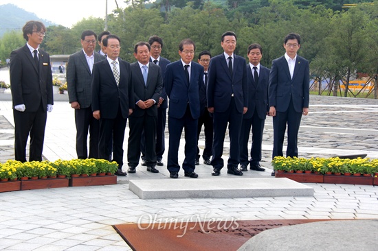  홍준표 경남지사가 2일 오후 김해 봉하마을을 찾아 고 노무현 전 대통령 묘역을 참배했다. 홍 지사는 너럭바위 앞에서 뒷짐을 진 듯한 자세로 서 있기도 했다.