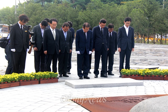 홍준표 경남지사가 2일 오후 김해 봉하마을을 찾아 고 노무현 전 대통령 묘역을 참배했다. 홍 지사는 너럭바위 앞에서 뒷짐을 진 듯한 자세로 서 있다가 묵념하면서 자세를 바로 했다.