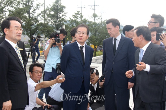 홍준표 경남지사가 2일 오후 김해 봉하마을을 찾아 고 노무현 전 대통령 묘역을 참배했다. 홍 지사는 참배를 마치고 나오면서 정상문 전 총무비서관으로부터 봉하생태공원 등에 대해 설명을 듣고 있다.