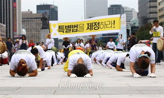 삼보일배 시작한 세월호 유가족 세월호유가족들과 시민들이 2일 오후 서울 광화문 광장에서 청와대로 세월호특별법제정촉구 서명지 135만여 명 분을 전달하기 위해 삼보일배를 하고 있다.