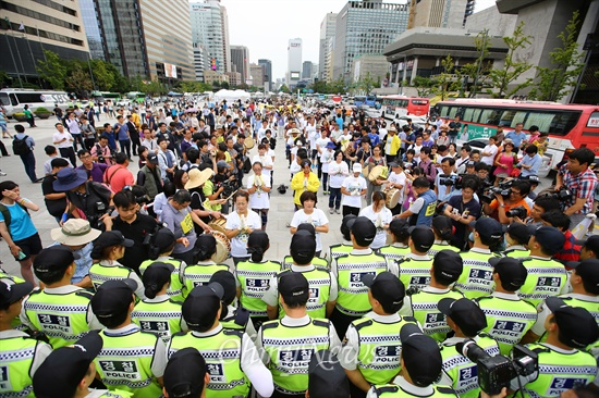 세월호유가족들과 시민들이 2일 오후 서울 광화문 광장에서 청와대로 세월호특별법제정촉구 서명지 135만여명 분을 전달하기 위해 삼보일배를 하던 중 경찰에 가로 막혀 있다.