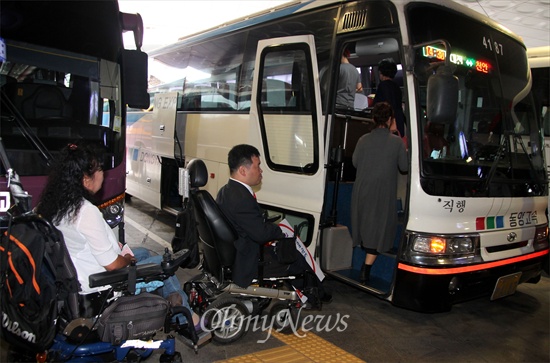 대전장애인차별철폐연대는 2일 오후 대전복합터미널에서 "장애인도 고속버스타고 고향에 갈 수 있도록 저상버스를 도입하라"고 촉구하며 고속·시외버스 탑승 행사를 가졌다. 이들은 결국 버스에 탑승하지 못했다.