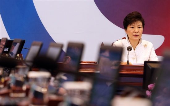 박근혜 대통령이 2일 오전 청와대 위민관 영상국무회의실에서 열린 청와대-세종청사 간의 국무회의에서 모두 발언하고 있다.