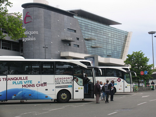 파리 Maillot 역 앞에 있는 공항버스 전용 터미널로 가면 보베 공항으로 가는 리무진을 탈 수 있다. 