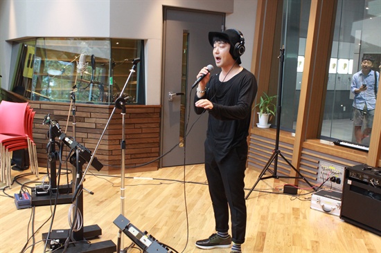  지난 2일 만삭의 임산부를 초대해 공개방송을 연 MBC 표준FM <박준형 정경미의 두시만세>  