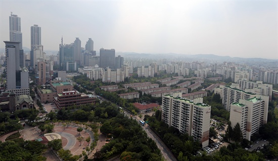 1일 오후 서울 양천구 목동의 한 빌딩에서 바라본 목동아파트 2·3단지 전경. 이날 정부가 발표한 9·1 부동산 대책에 따르면 재건축 연한이 40년에서 30년으로 10년 단축돼 지난 1985년 말부터 1988년 말까지 준공한 목동 신시가지 아파트 1∼14단지 2만6천629가구가 가장 혜택을 볼 것으로 전문가들은 내다봤다.