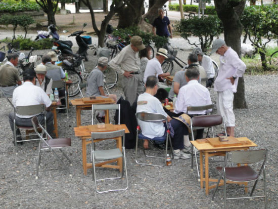       고치시 공원에서 장기 두는 노인들의 모습입니다. 일본에서는 보기 드문 모습입니다.
