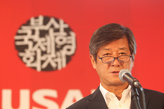 2014년 열린 19회 부산국제영화제(BIFF) 기자회견에서 이용관 집행위원장이 행사 설명을 하고 있다. 
