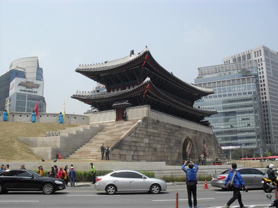 복원된 직후의 서울 숭례문(남대문). 
