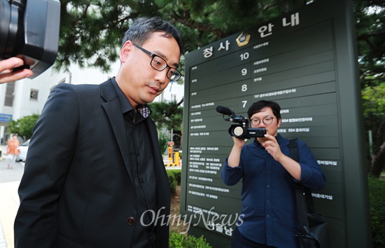 변희재 <미디어워치> 대표가 4일 오후 서울남부지법에서 열린 '김광진 새정치민주연합 의원 명예훼손' 사건 선고공판에서 징역 6개월에 집행유예 1년을 선고받았다. 법정을 나온 변 대표는 판결을 받아들일 수 없다며 항소하겠다고 밝혔다.