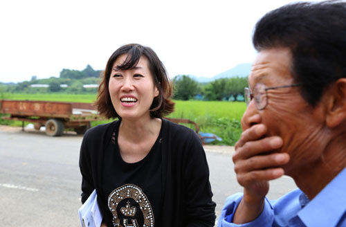 손주희 씨가 마을주민과 얘기를 나누며 웃고 있다. 지난 8월 24일 희망나누기 행사가 열리고 있는 나주시 봉황면에서다.