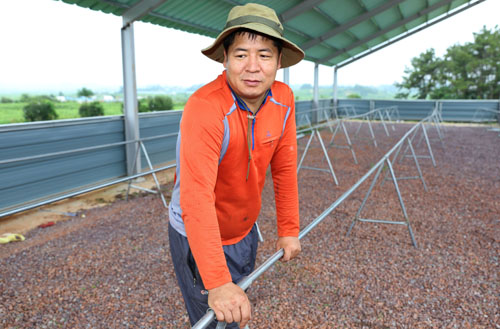 손주희 씨의 남편 김경태 씨. 농사를 위해 마련한 밭에서 표고재배를 위한 버섯 재배사를 직접 짓고 있다.
