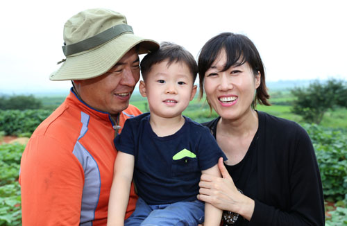 손주희 씨와 김경태 씨 부부가 다섯 살 된 둘째아이를 안고 환하게 웃고 있다.