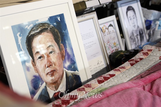 세월호 침몰사고로 실종된 양승진 단원고 교사의 아내 유백형씨의 진도군실내체육관 내 자리에 양승진 교사의 그림이 놓여 있다.