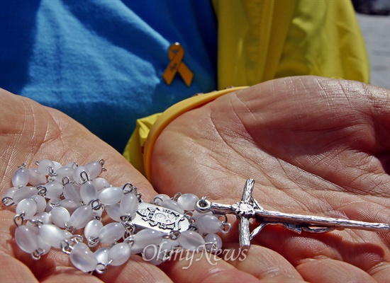 세월호 침몰사고로 실종된 양승진 단원고 교사의 아내 유백형씨가 18일 프란치스코 교황이 준 묵주를 들어보이고 있다.