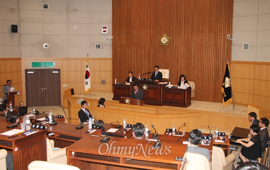 대전서구의회. 지난 3일 의장으로 선출된 새누리당 박양주 의원이 당선소감을 밝히고 있다.