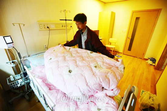 건강을 많이 회복한 김영오씨, 자신이 2주동안 누워 있었던 침대를 직접 정리합니다.