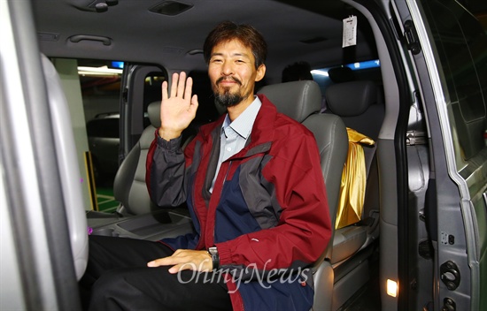 서울시립병원을 떠나 안산으로 가는 차에 올라탄 김영오씨가 손을 흔들고 있습니다.
