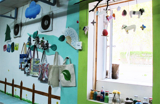 업사이클링으로 만든 제품들이 남이섬 녹색공방 한쪽 벽면에 걸려있다.