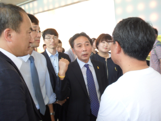 5일 서울역에서 홍보물을 뿌리고 있는 세월호 가족을 만나 대화하고 있는 천호선 정의당대표, 정진후 의원, 서기호 의원, 김제남 의원 등이다.