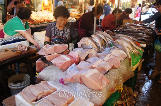 칠성시장 어물전에서 돔베기(상어고기)를 팔고 있는 상인의 모습. 이곳도 예전같지 않다고 하소연이다.