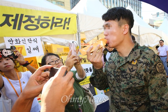 2014년 9월 6일 오후 서울 광화문광장 단식농성장에 나타난 한 남성이 핫도그를 먹으며 주변을 서성이고 있다. 