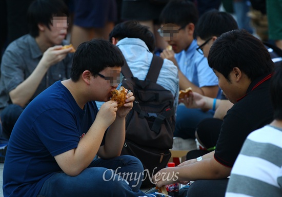 6일 오후 서울 광화문광장 세종대왕상 앞에서 일베 회원들과 시민들이 피자와 치킨을 먹고 있다.