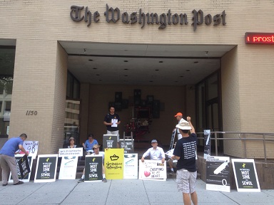 워싱턴 포스트 본사 앞에서 특별법 제정 촉구를 위한 시위를 하고 있다.
