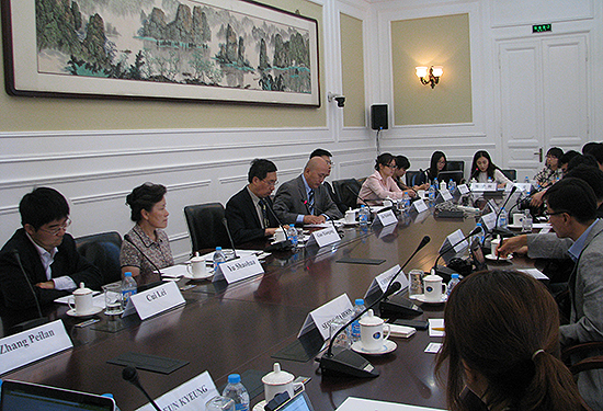 지난 25일 중국 국책기관인 중국국제문제연구원에서 열린 간담회에서  연구원 관계자들이 한반도 문제에 대한 중국의 입장을 설명하고 있다. 