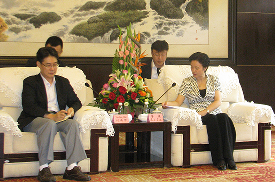 중국 공산당 쓰촨성 쯔양시 리지아 당서기(왼쪽)가 한국 오피니언 리더 방문단과 환담을 나누고 있다. 